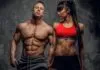 Como é feito o Ciclo de Oxandrolona? (Prós e Contras) Homem e mulher com músculos definidos em treino de musculação.