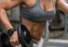 Dicas para Melhorar o Treino na Academia e dar Up no seu Shape! Mulher treinando com halteres na academia, foco em força e definição.